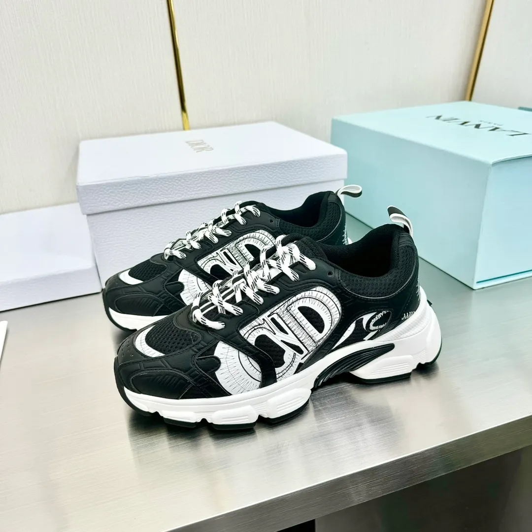 👟👟Ex-factory price 560👟👟 Dior Casual Sports Shoes Dad Shoes This new Dior Chrono sports shoe autumn ready-to-wear series reinterprets running shoes with Dior's high-end style. White and black mesh fabric with leather-effect panels, CD logo on the sides, star patch on the tongue and Dior logo on the heel, many details highlight the style. Using two-color laces, lightweight soles with star decoration, it can create a casual look all year round ▪️Size: 35-40